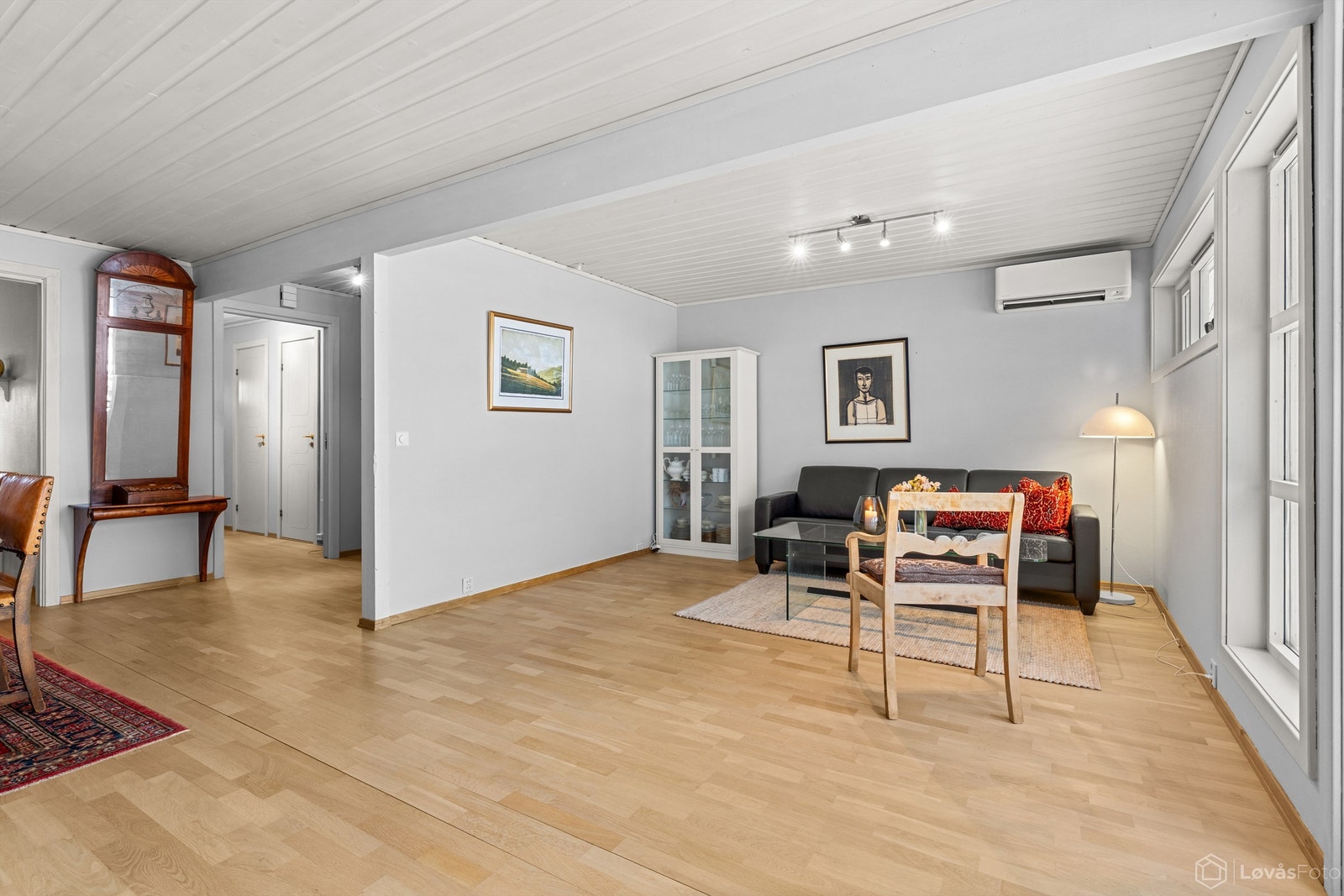 Stuen og spisestuen ligger i åpen forbindelse, noe som skaper en sosial og innbydende atmosfære. Galleribilde