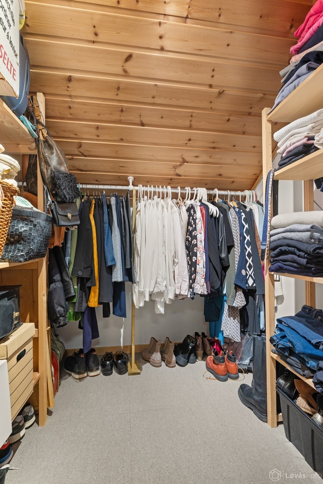 En praktisk bod i andre etasje gir ekstra lagringsmuligheter, her innredet som walk-in closet. Galleribilde