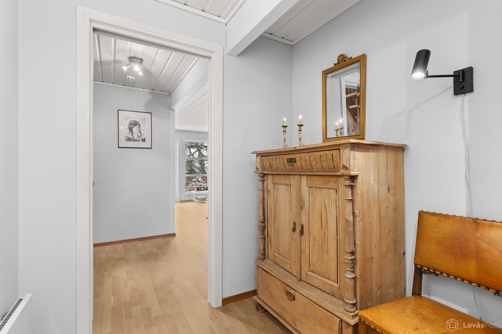 Fra entreen ledes du videre inn mot boligens stue og sosiale soner. Galleribilde