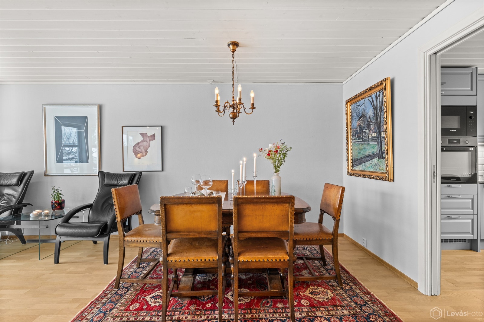 Fra spisestuen er det en naturlig overgang til både stue og kjøkken. Galleribilde