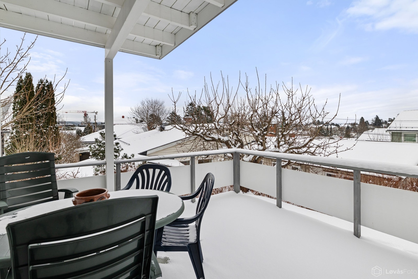 På terrassen er det sol fra morgen til ca. kl. 19:00 på sommeren. Galleribilde