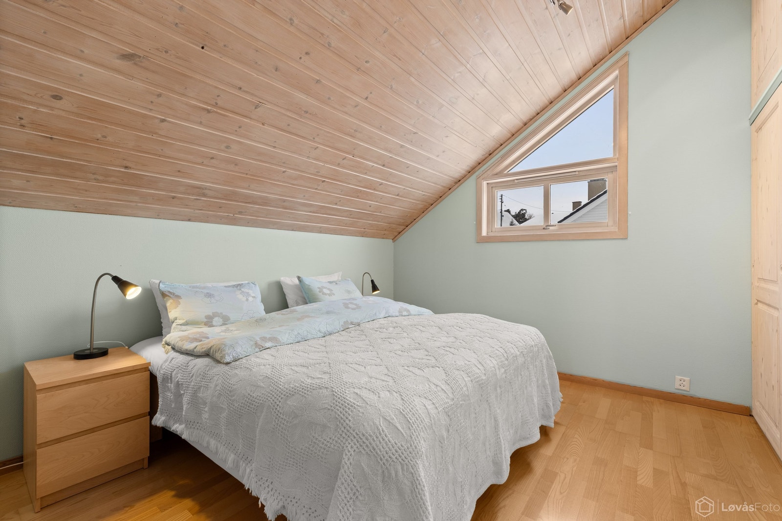 Hovedsoverommet er lunt og innbydende, med god plass til dobbeltseng og nattbord. Galleribilde