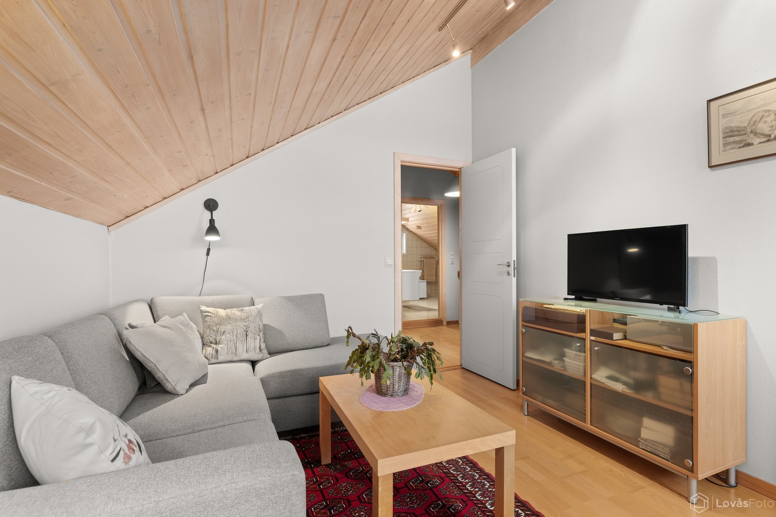 Skråtaket og de lyse overflatene gir rommet en luftig og åpen karakter. Galleribilde