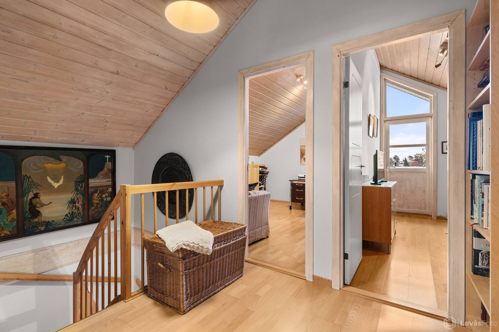 Trapperommet i andre etasje fungerer som et bindeledd mellom etasjens rom. Galleribilde