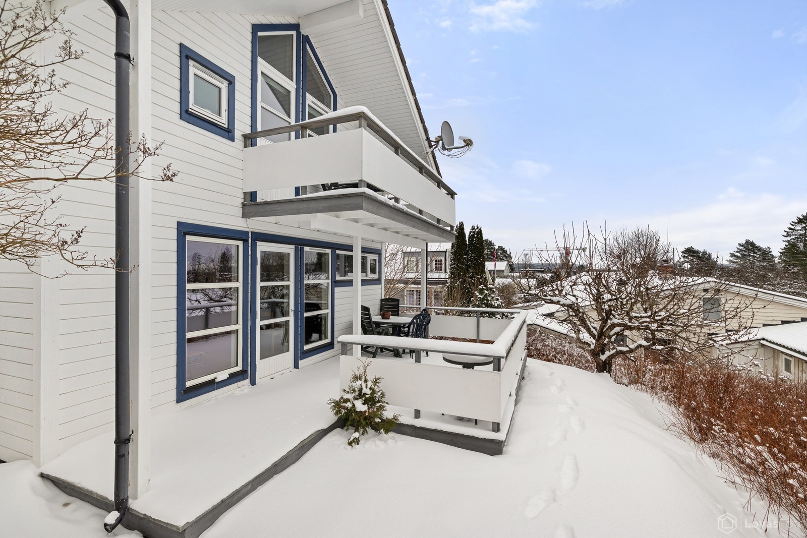 Boligen har fine, private uteplasser på begge plan. Galleribilde