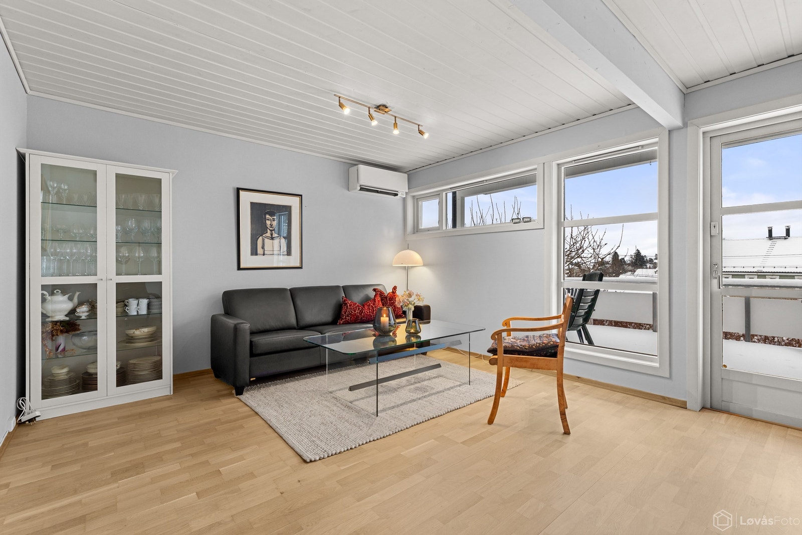 Stuen er et lyst og luftig rom med god plass for en romslig sofagruppe. Galleribilde