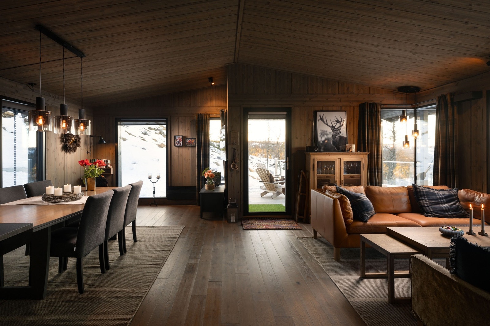 De mange og store vinduene gir en fantastisk romfølelse og slipper naturen inn. Galleribilde