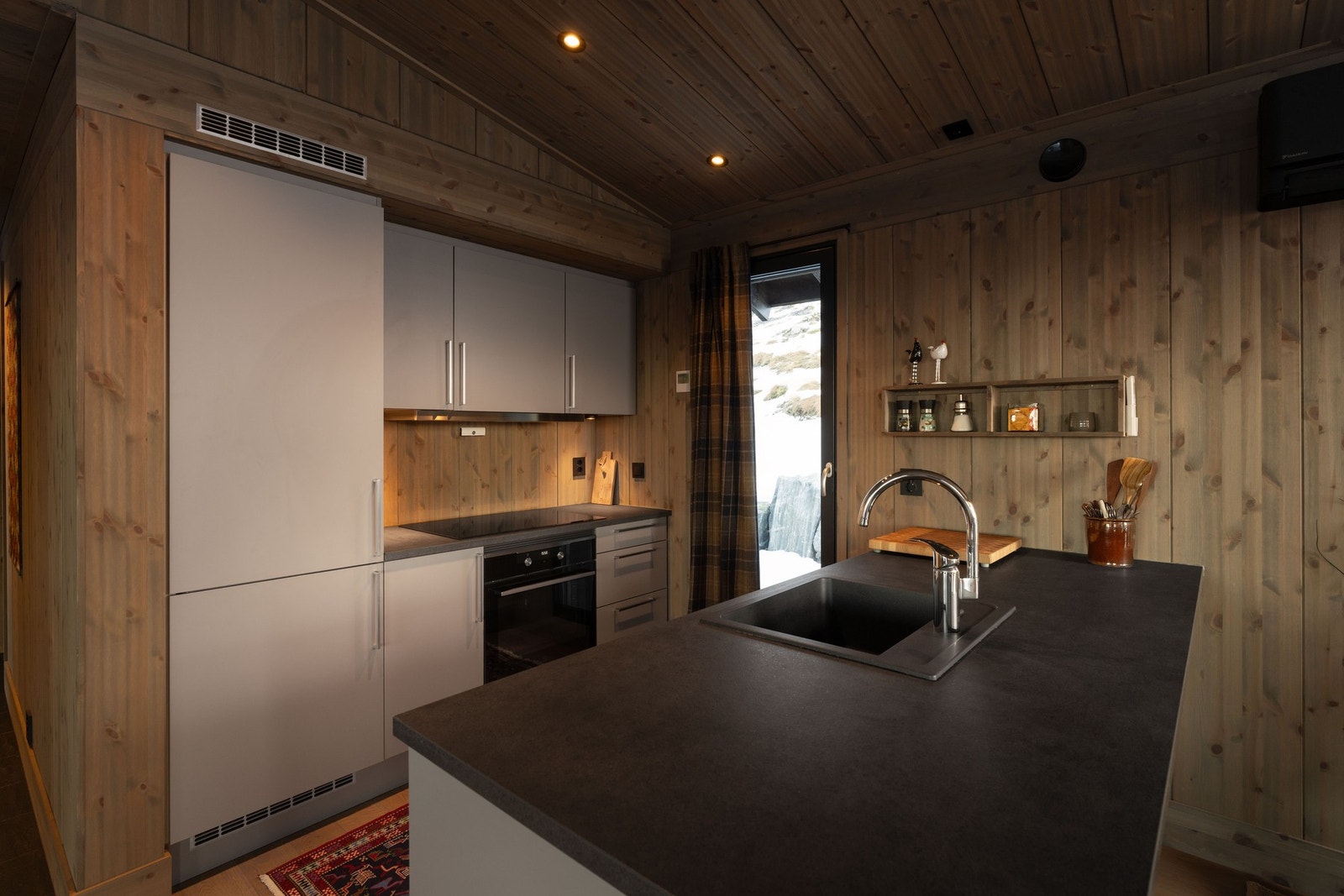 HTH kjøkken med god skap og benkeplass! Galleribilde