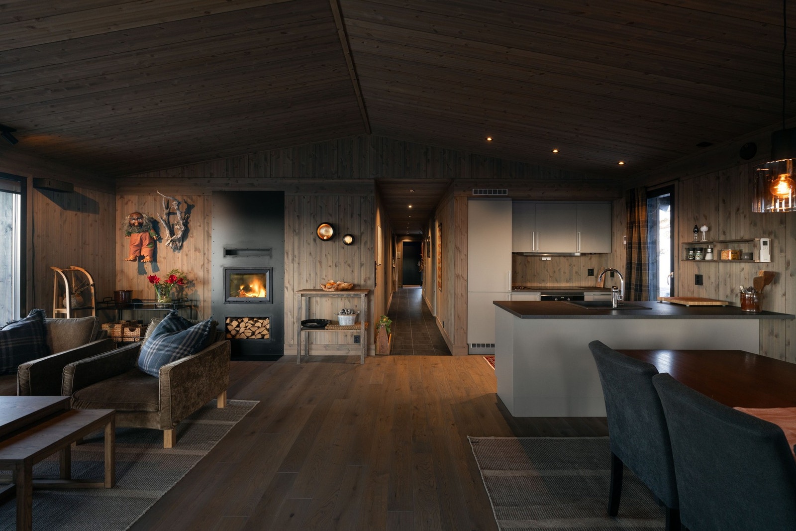 Det er åpen løsning mellom stue, kjøkken og spisestue. Galleribilde