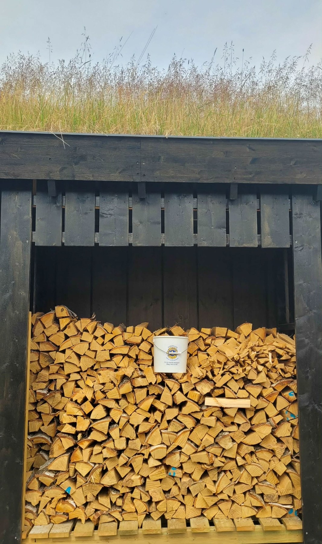 Selgers eget bilde: Veden er sikret for vinteren i egen vedbod. Galleribilde