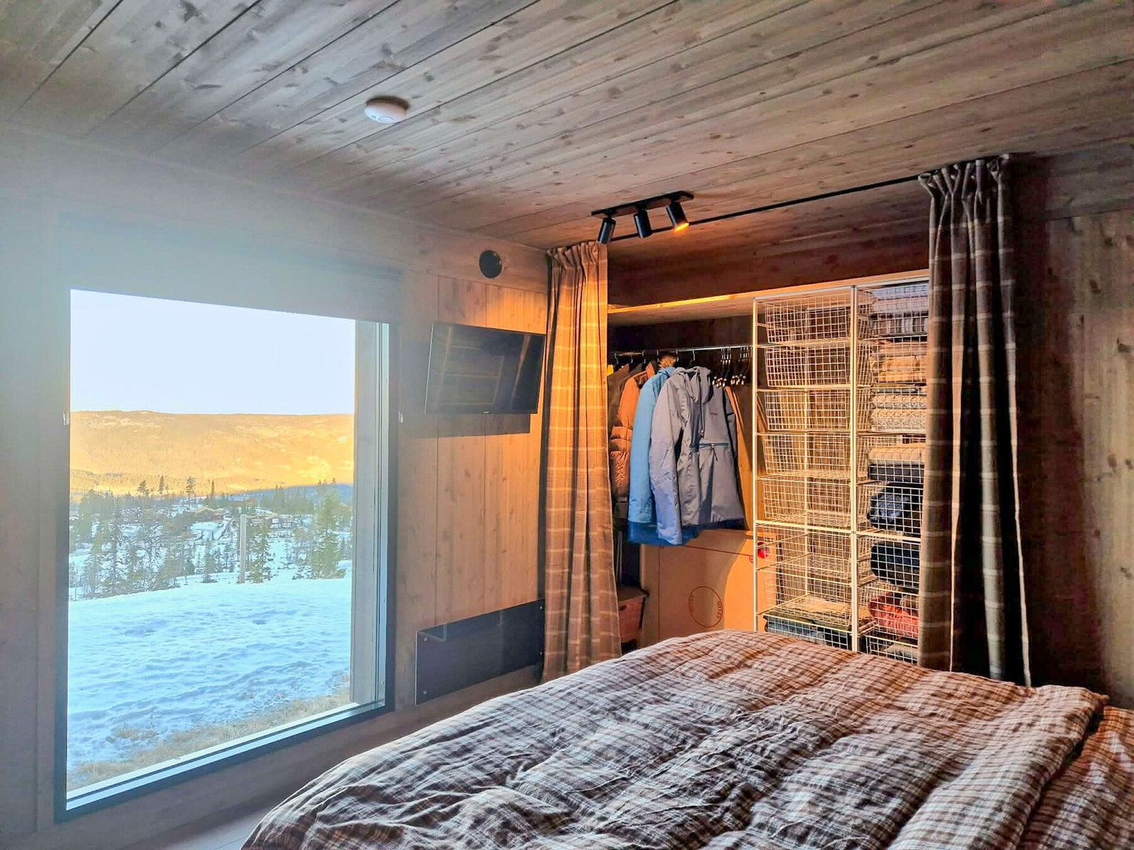 Selgers eget bilde: Åpen garderobe på hovedsoverom. Galleribilde