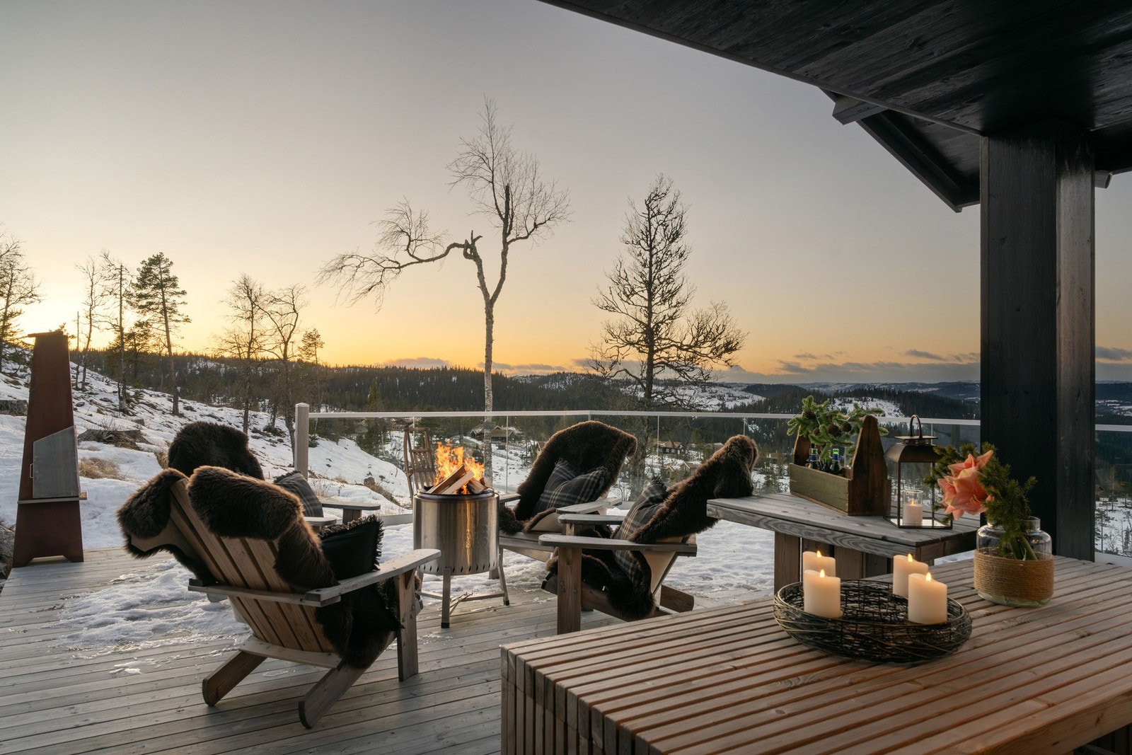 Praktfull utsikt mot blant annet Hallingskarvet, Ålingsfjella, Hemsedalsfjella, Jotunheimen. Galleribilde