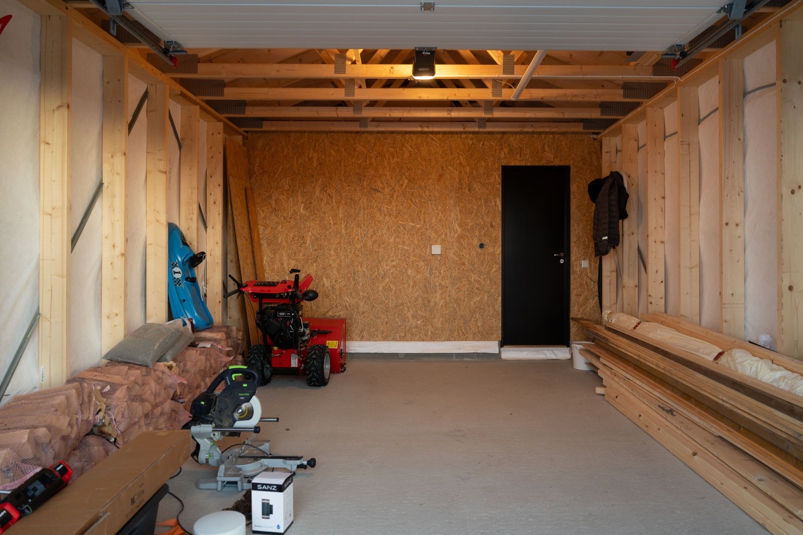 Romslig garasje med inngang til bod. Galleribilde