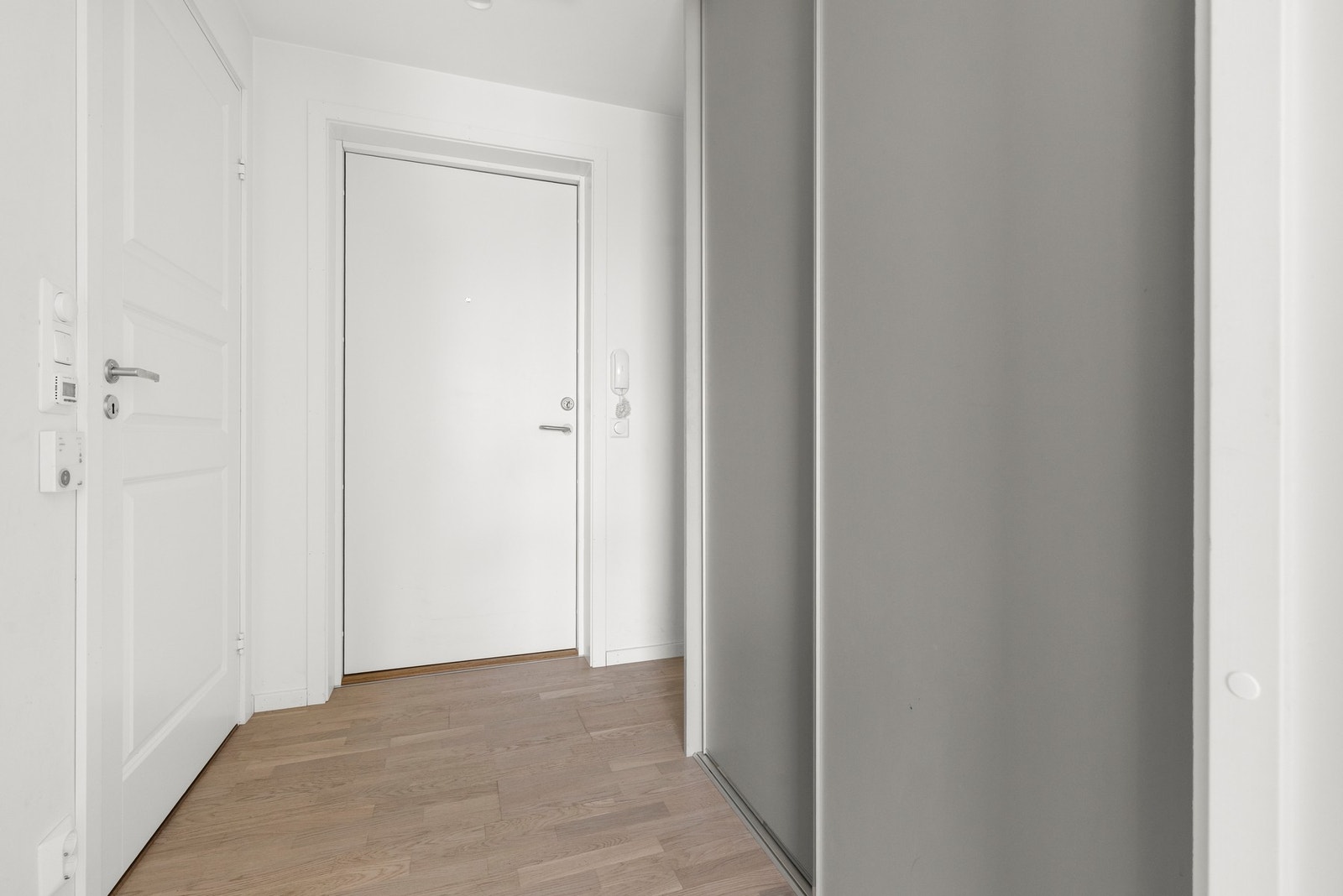 Det er montert en praktisk skyvedørsgarderobe Galleribilde