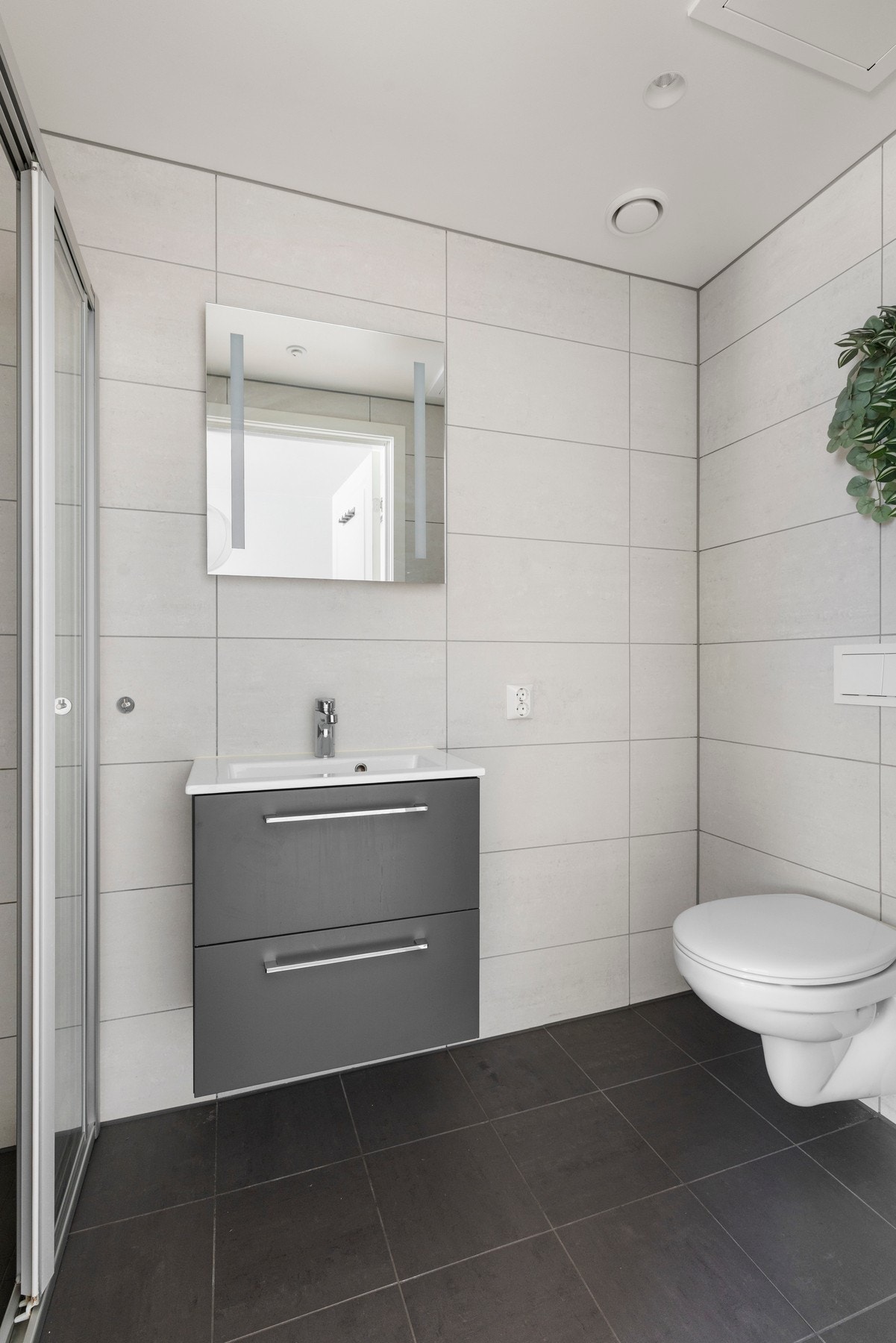 Bad/wc med gulvvarme og downlights fra himling Galleribilde