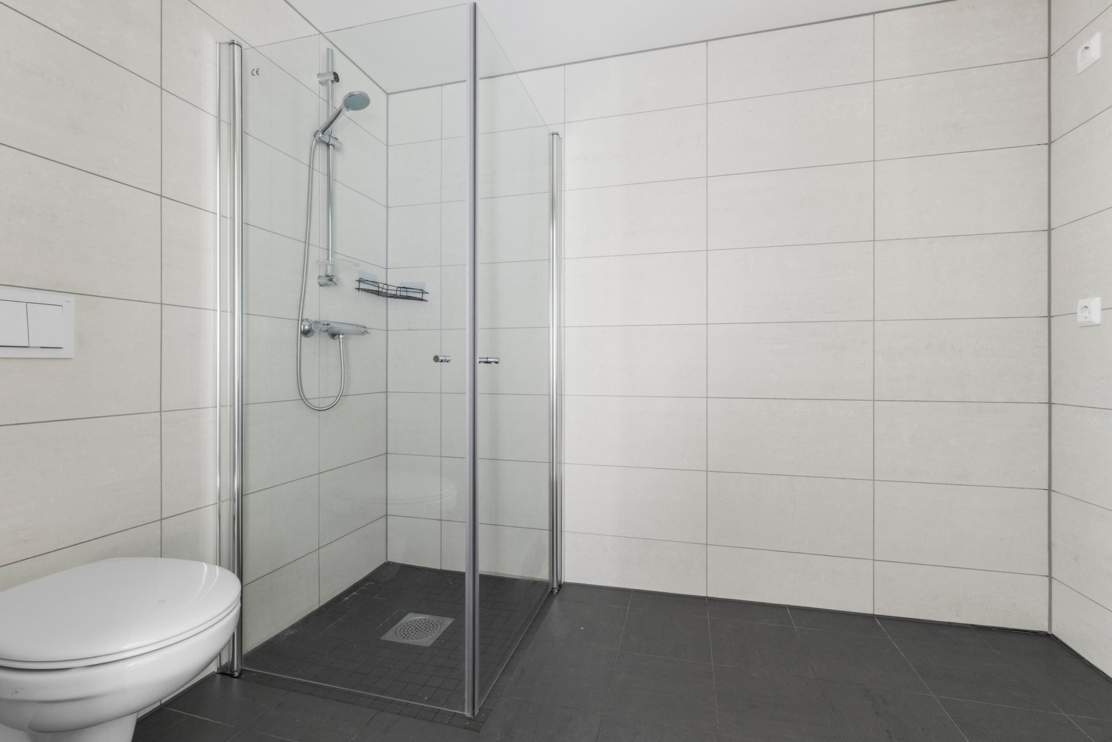 Veggmontert toalett og balansert ventilasjon Galleribilde