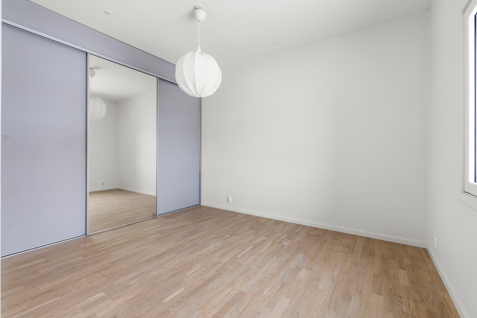 Garderobeskapet har speilfront Galleribilde