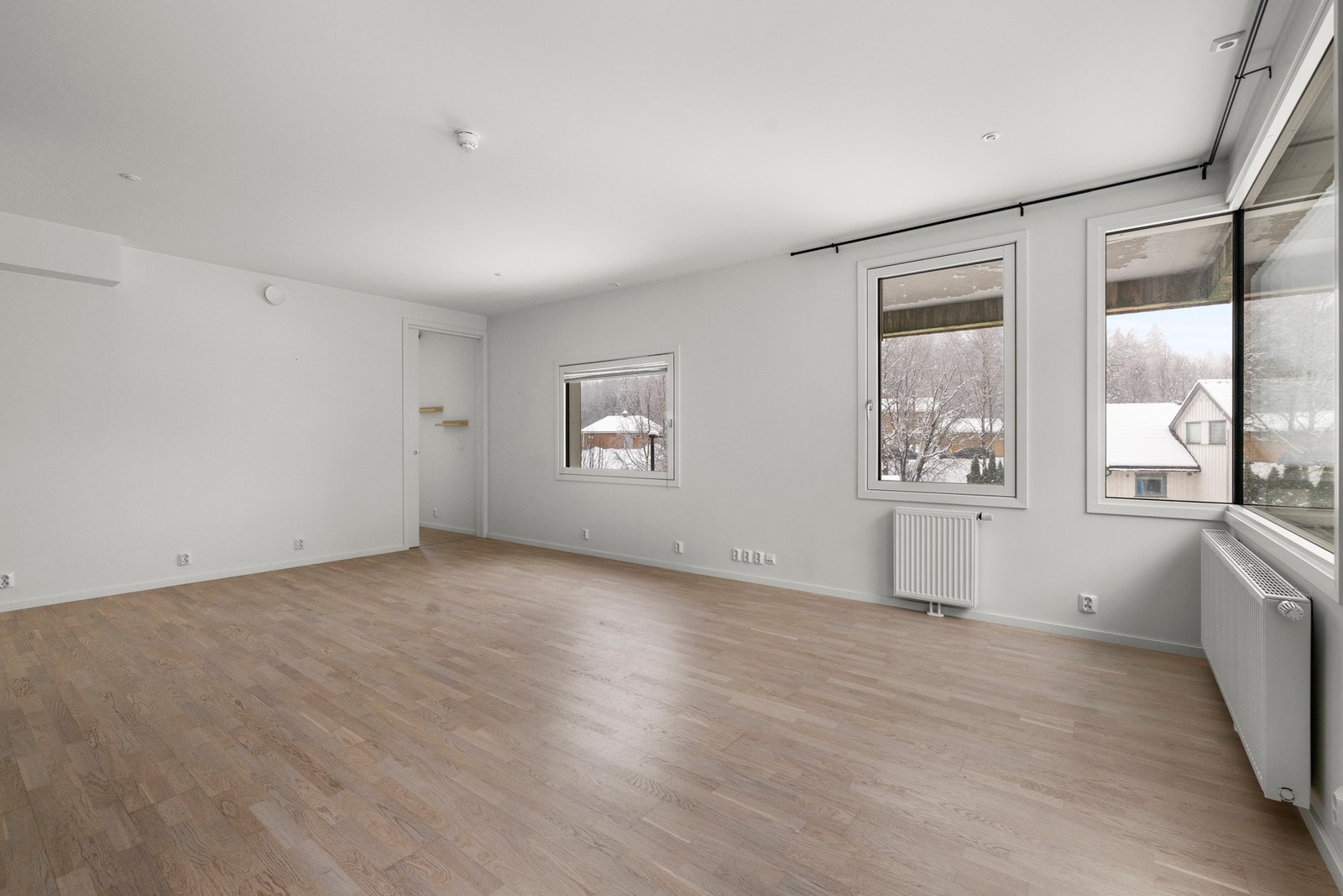 Overflater er malt i lyse fargevalg og det er lagt flott parkettgulv i alle oppholdsrom Galleribilde