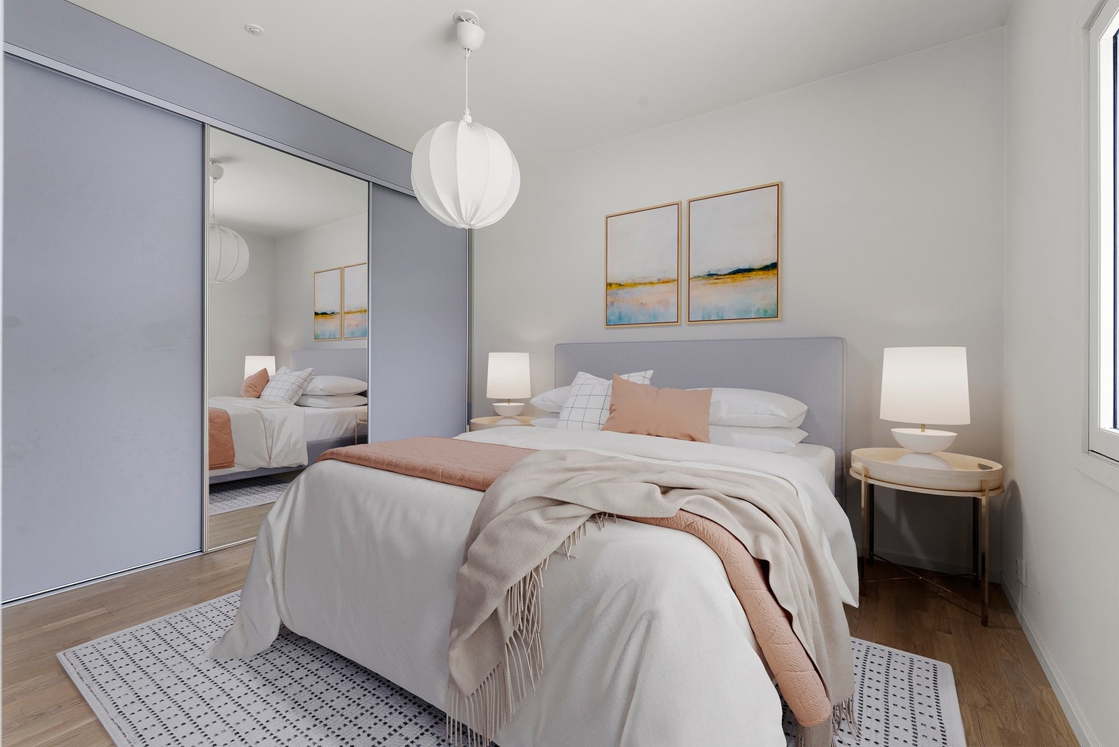 Et stort og innbydende hovedsoverom med flotte vindusflater og behagelig lysinnslipp (digital styling) Galleribilde