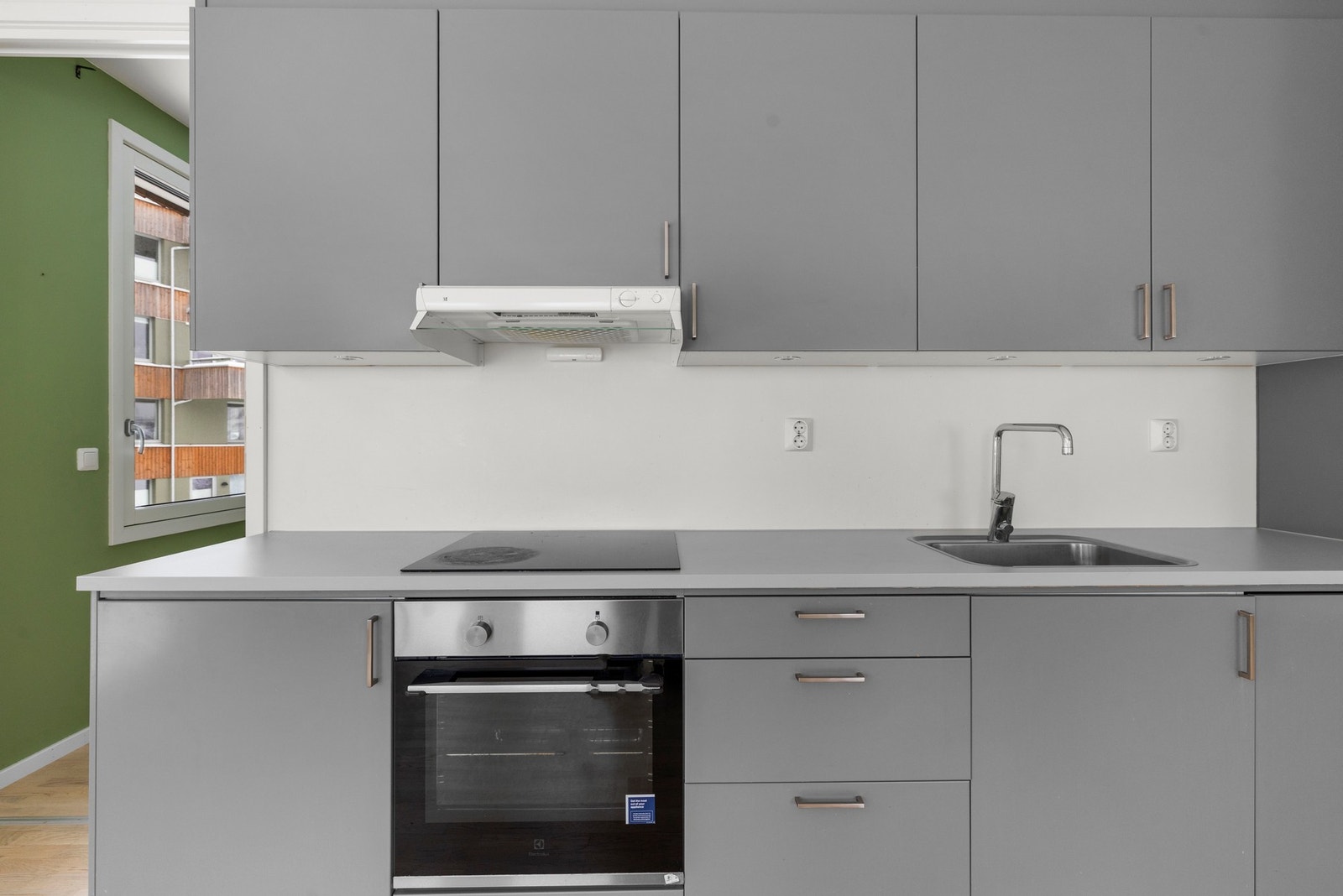 Det er integrert kjøl/fryseskap, oppvaskmaskin, platetopp og stekeovn Galleribilde