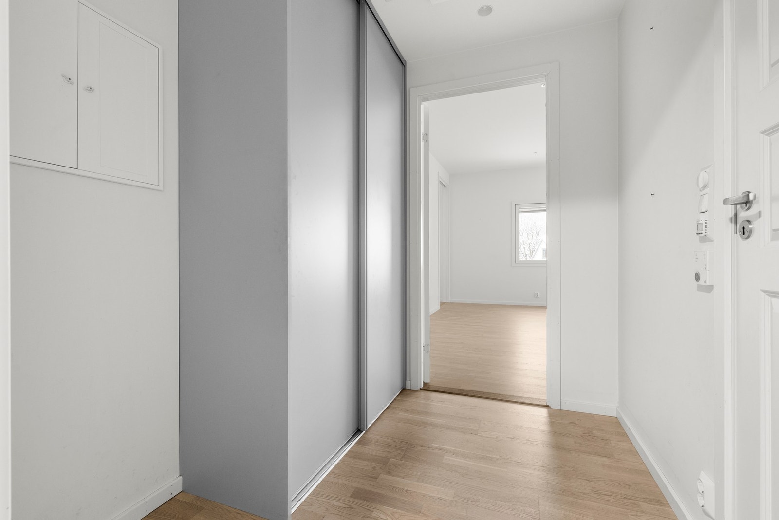 Innbydende entré med downlights i himling Galleribilde