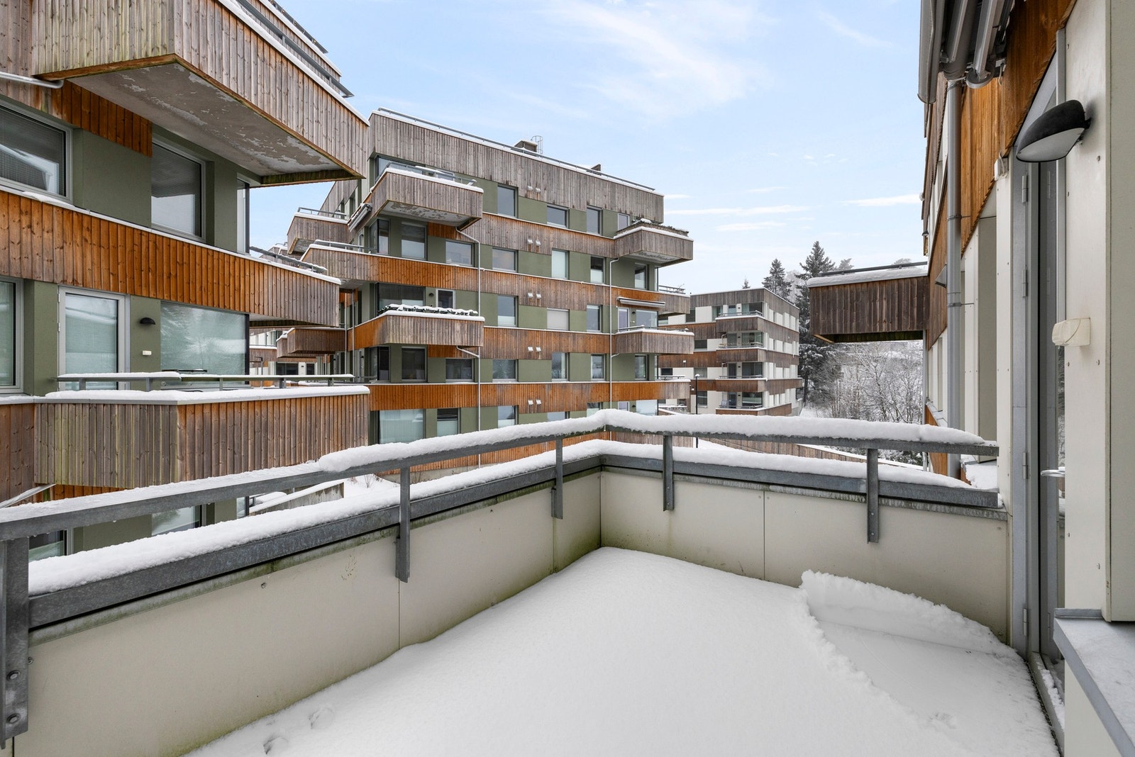 Fra stuen er det utgang til en hyggelig balkong på 8 kvm Galleribilde