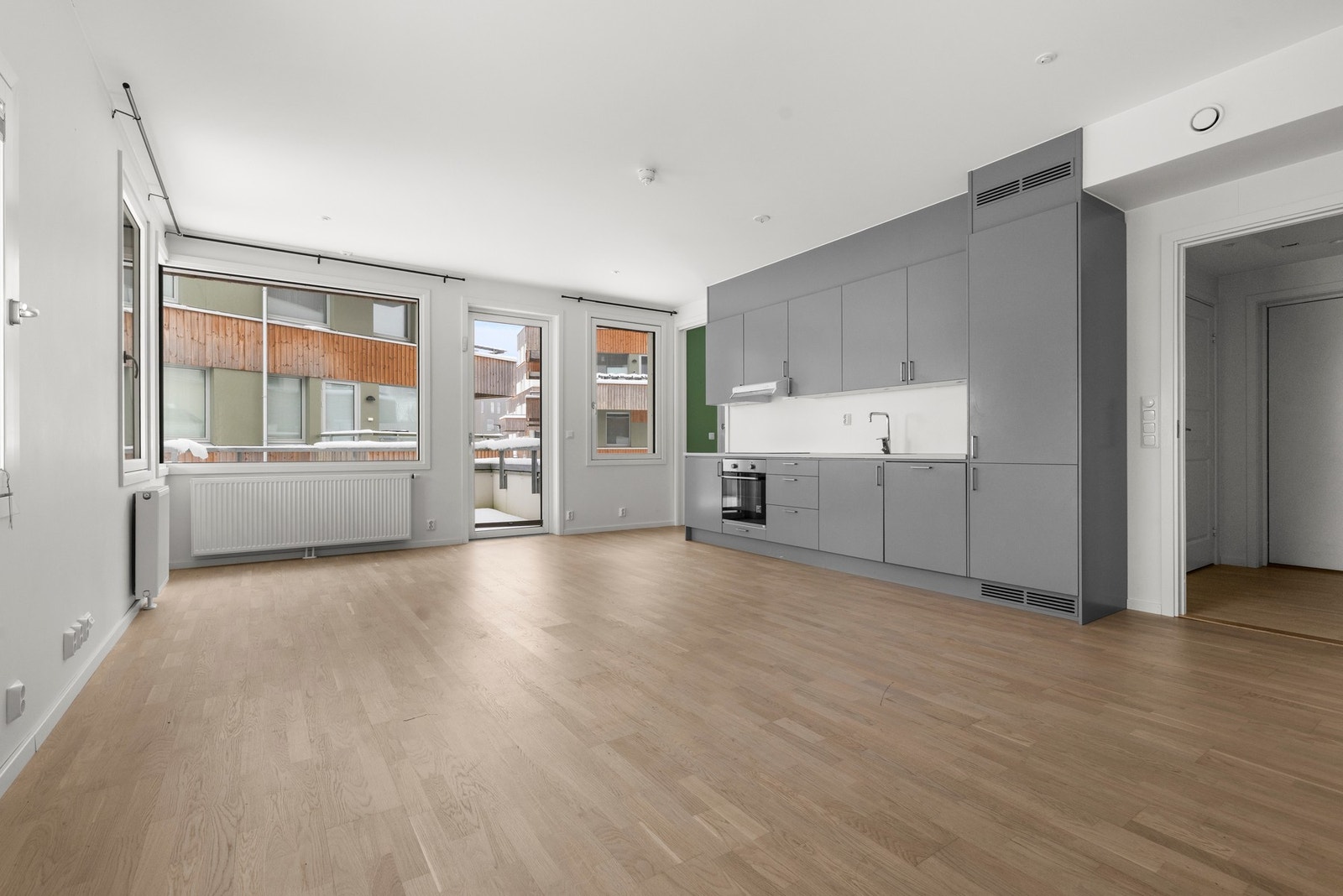 Lys, moderne og romslig planløsning med store vindusflater Galleribilde