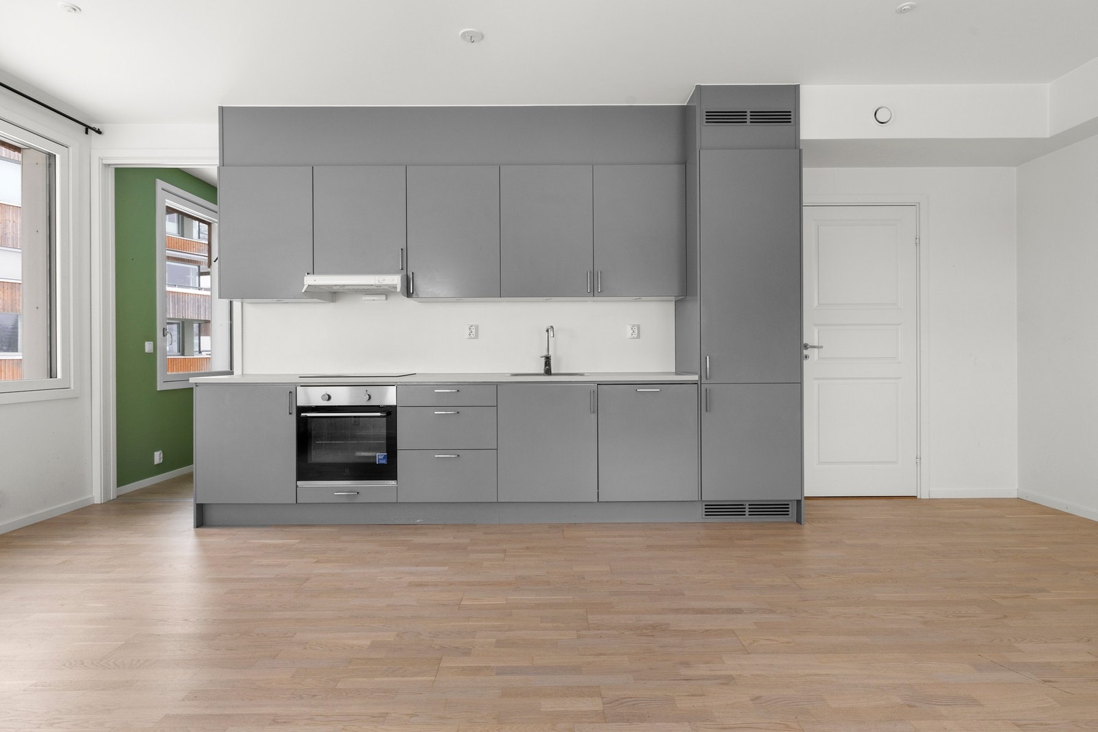 Stilrent kjøkken fra Drømmekjøkken i åpen løsning mot stuen Galleribilde