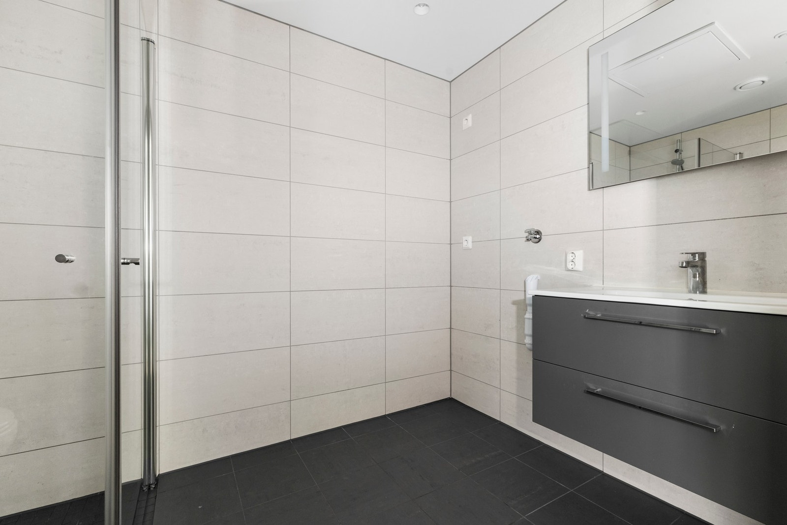 Pent bad/wc med gulvvarme og opplegg til vaskemaskin Galleribilde