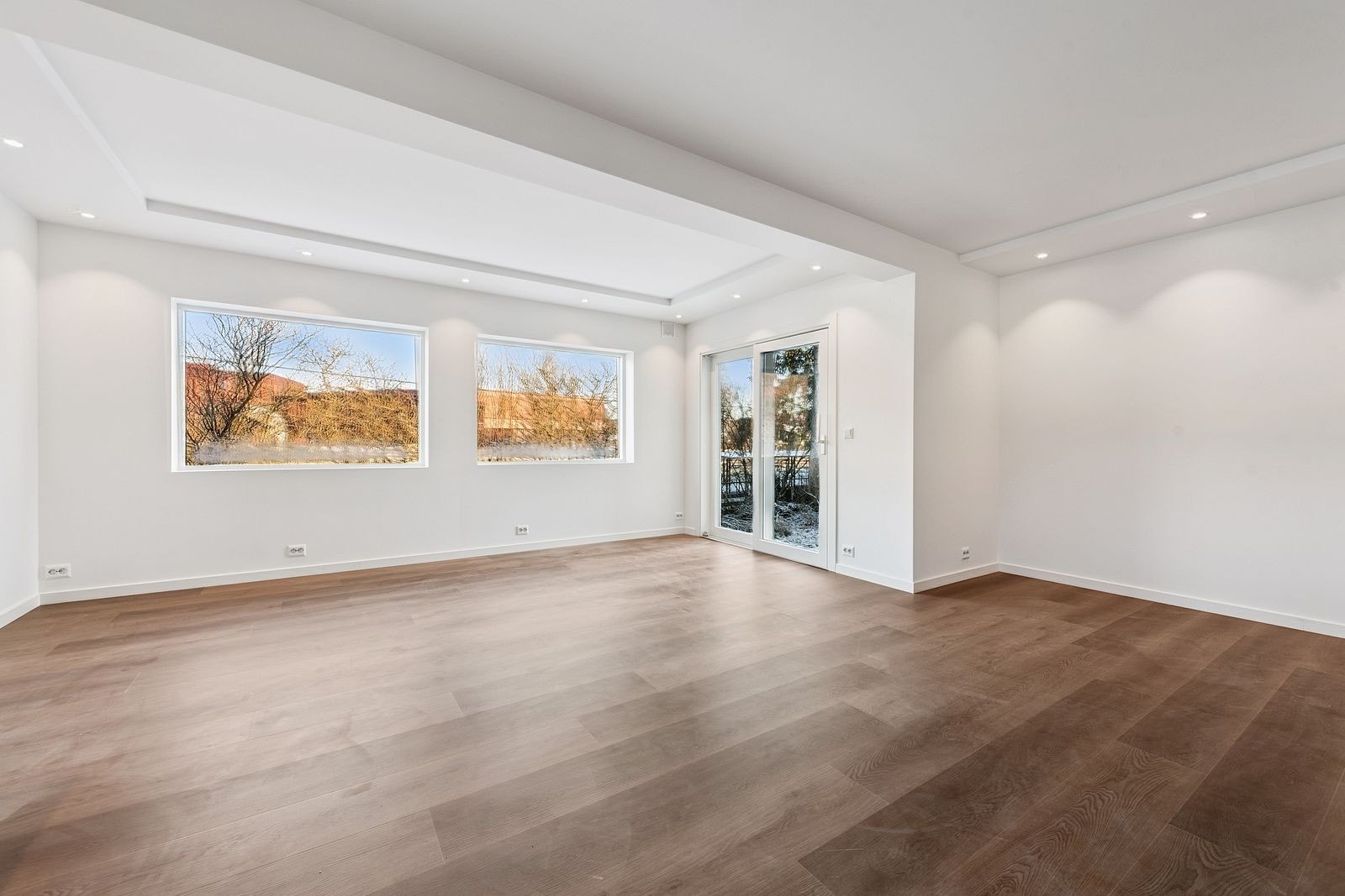 Romslig stue med plass til spisegruppe samt sofa/tv gruppe. Galleribilde