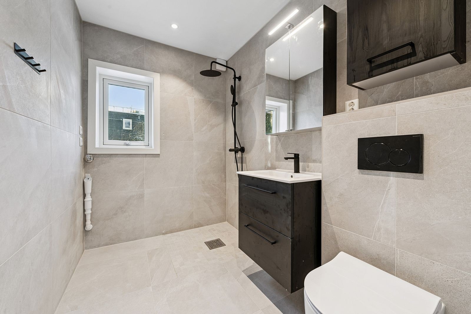 Moderne bad med opplegg for vaskemaskin. Galleribilde