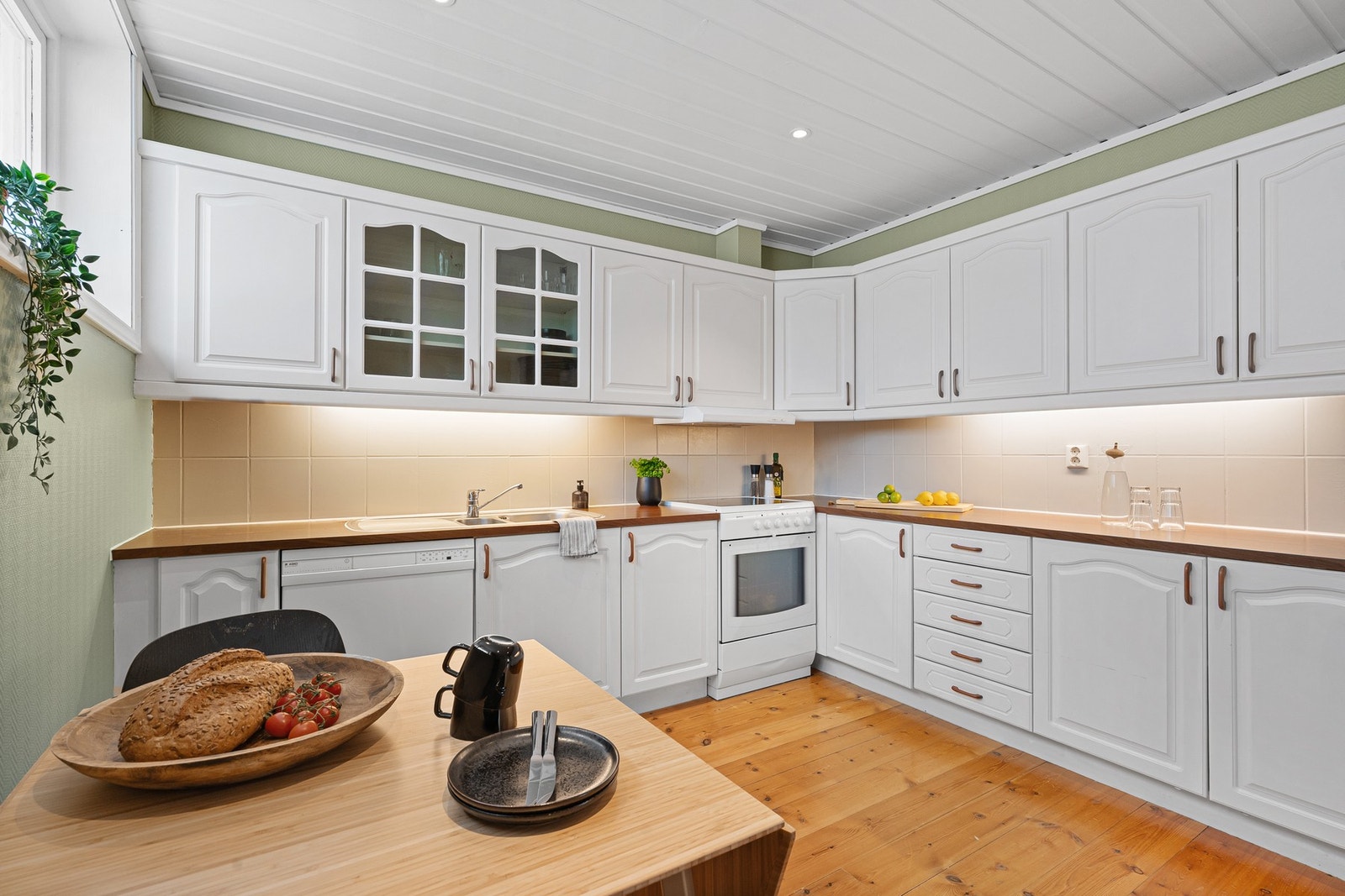 Rosmlig kjøkken med plass til spisebord. Galleribilde