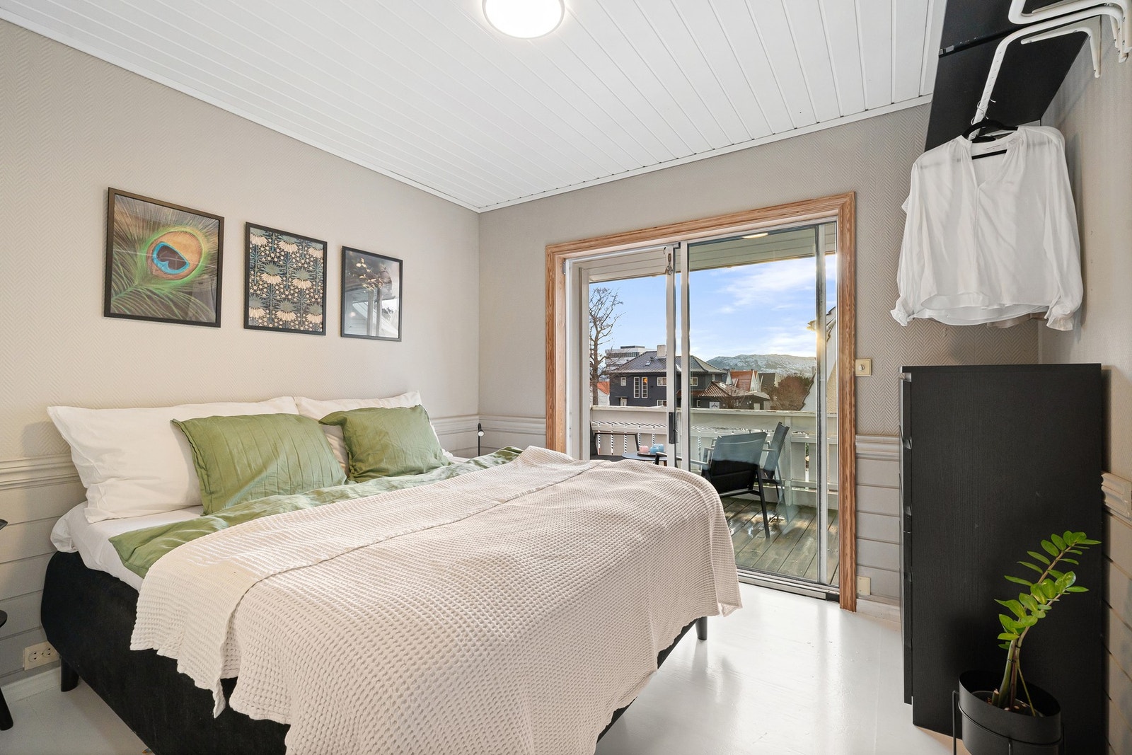 Luftig hovedsoverom med utgang til balkong. Galleribilde