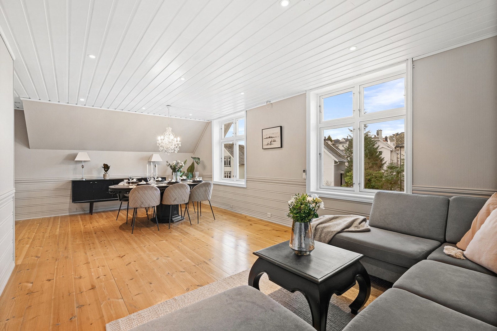 Store vindusflater slipper inn rikelig med lys og gir en god romfølelse. Galleribilde