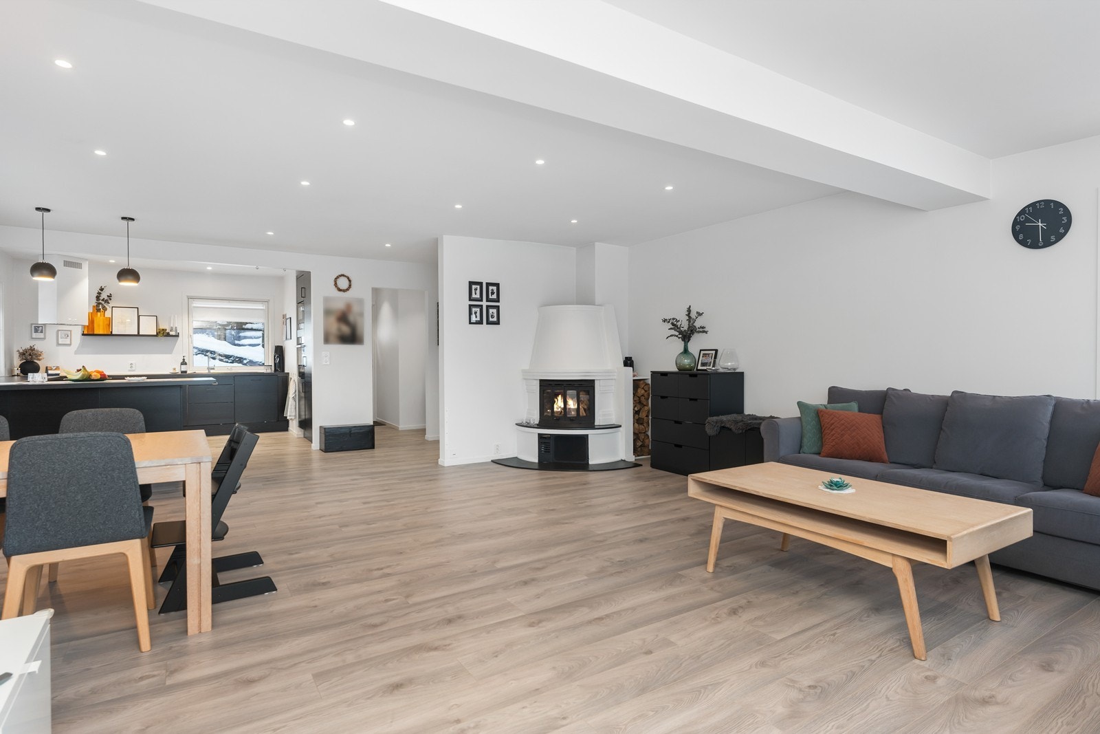 God plass til sofagruppe og spisebord. Galleribilde