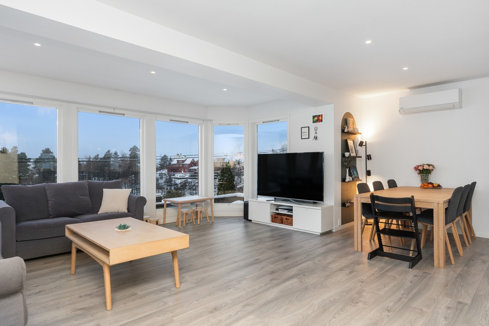 Mange vinduer i front. Boligen ble påbygd med større stue i 1989. Galleribilde