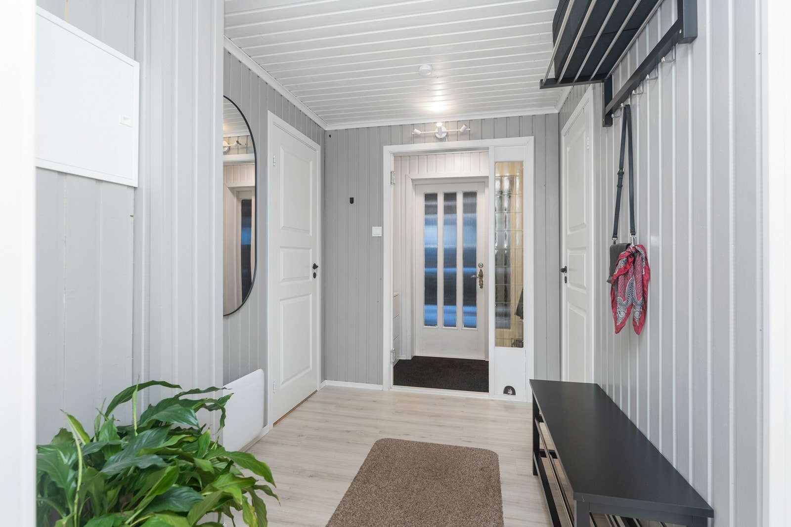 Inngangsparti med god plass for yttertøy. Galleribilde