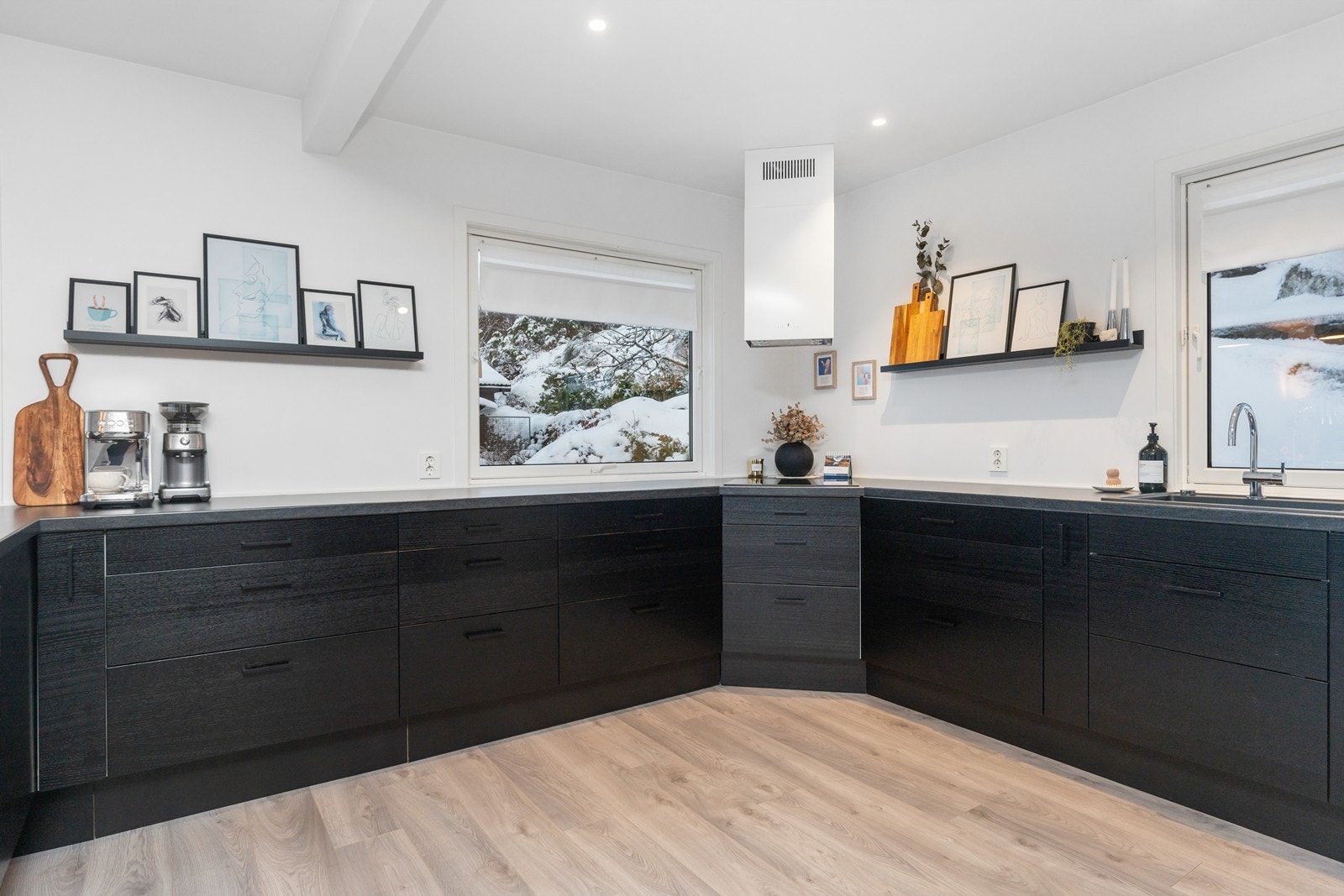 Praktisk kjøkken med god benkeplass. Galleribilde