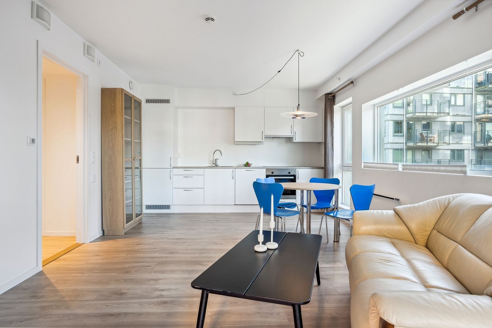 Lyst og fint kjøkken med store vindusflater. Galleribilde