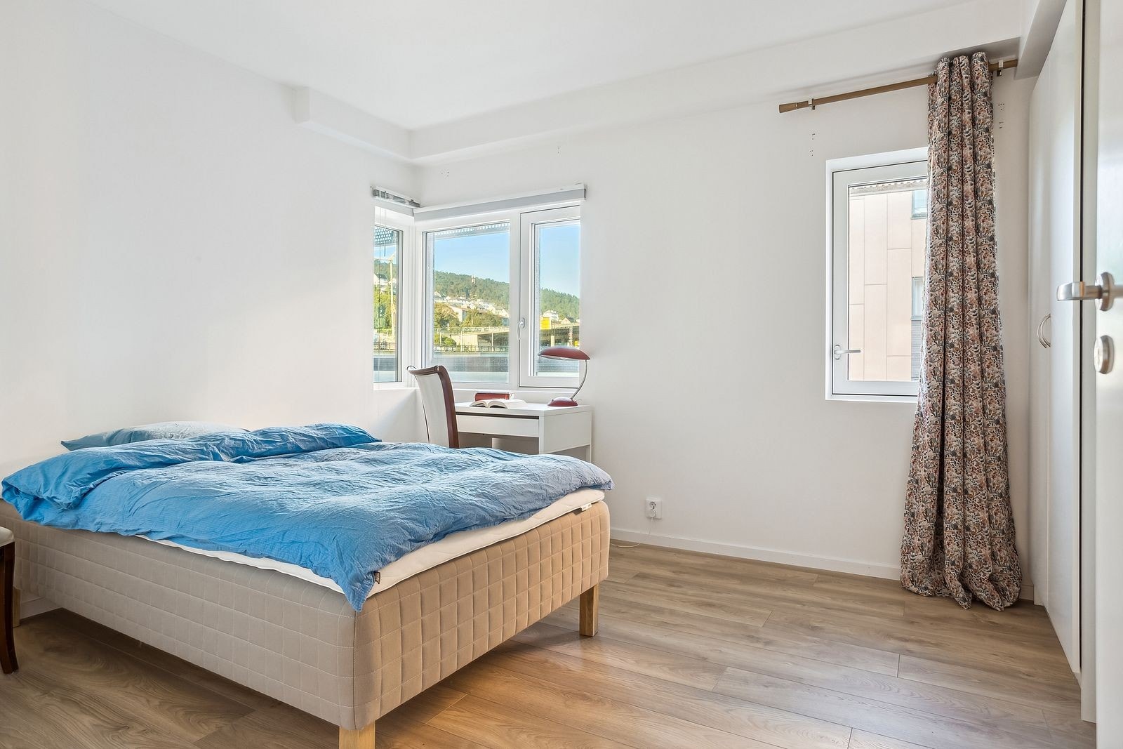 Stort lyst og fint soverom med god garderobeplass. Innredet med dobbelsen på 1,50, skrivebord m/stol Galleribilde