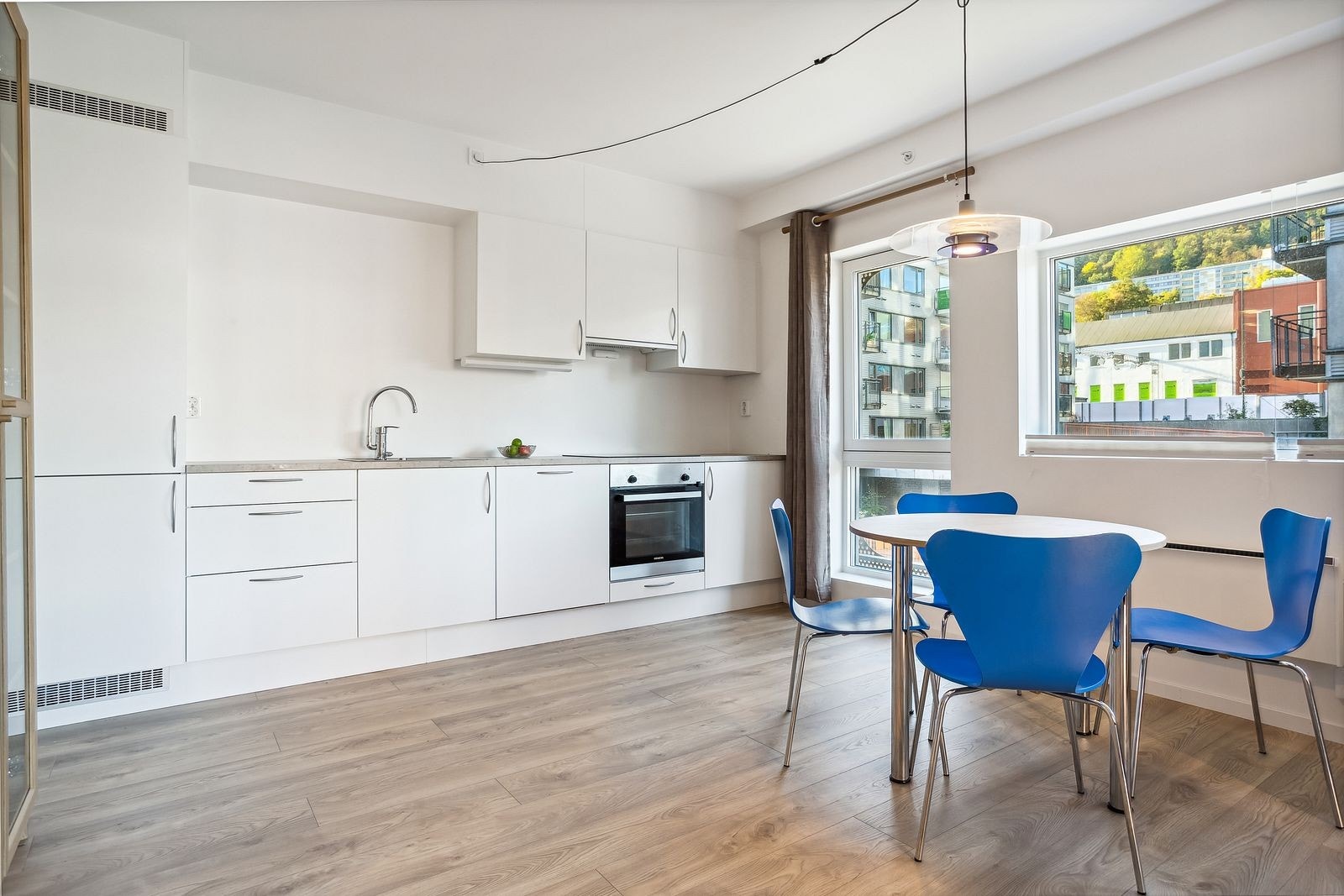 Kjøkkenet er innredet med kombiskap, komfyr og steketopp. Galleribilde