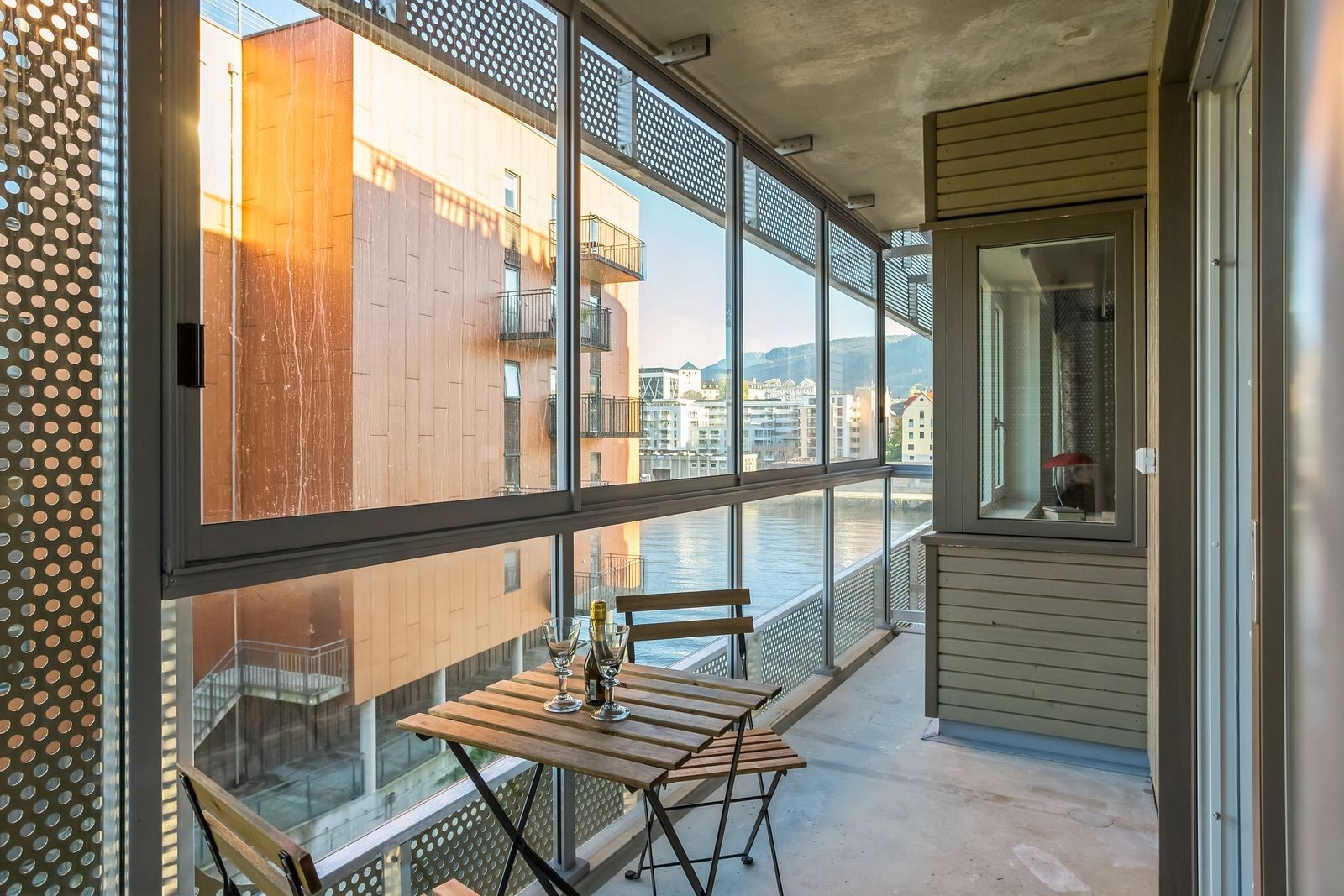 Lyn og fin innglasset balkong med utsikt mot Damsgårdssundet. Galleribilde