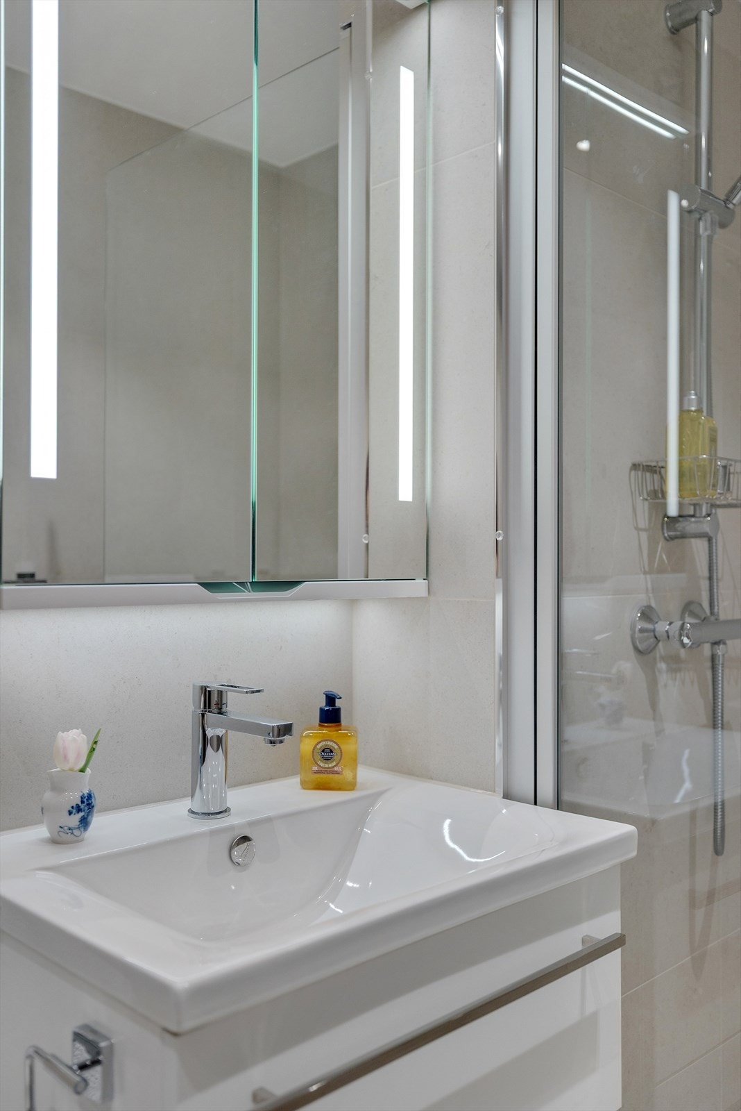 Videre er det stikkontakter på vegg ved toalett og vaskemaskin. Her er det tilrettelagt opplegg for vaskemaskin. Galleribilde