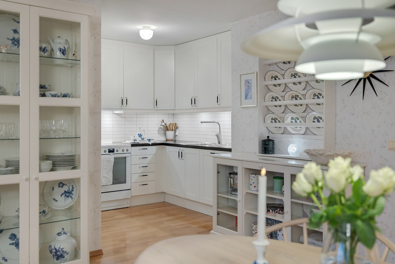 God plass til oppbevaring av kjøkkenredskaper i store over og underskap, samt gode arbeidsflater for matlaging. Galleribilde