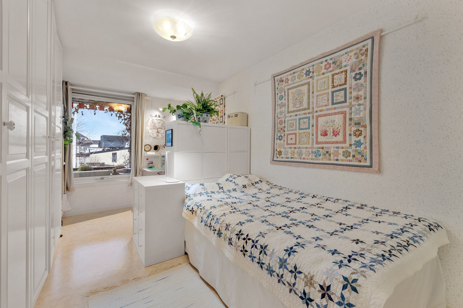 Lunt og romslig soverom med plass til dobbeltseng og tilhørende nattbord. Galleribilde