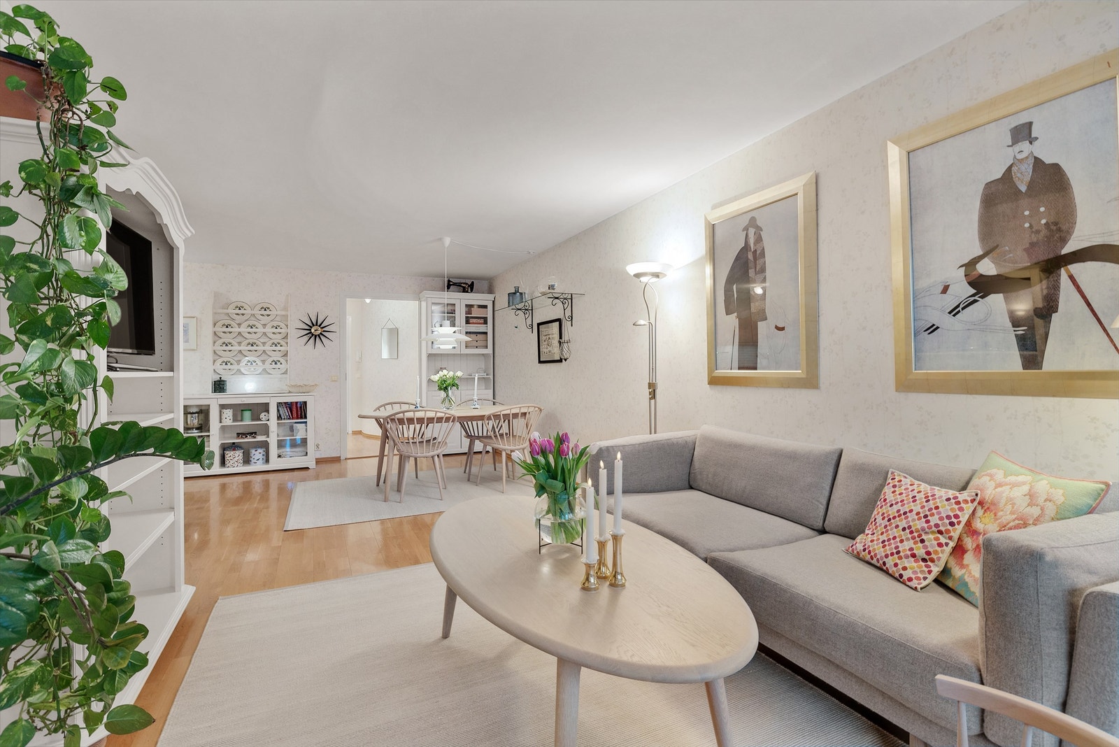 Stuen er videre romslig med god plass til sofaseksjon, stuebord og tilhørende mediemøblement. Galleribilde