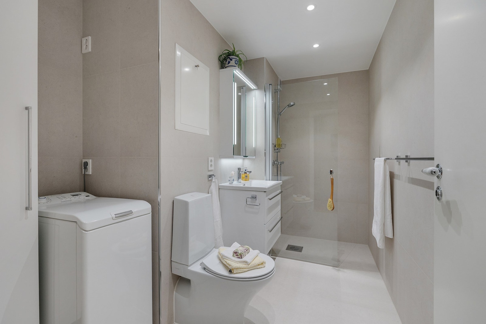 Lekkert og totalrehabilitert Linn baderom fra 2025 med gulvvarme og downlights i himling. Galleribilde