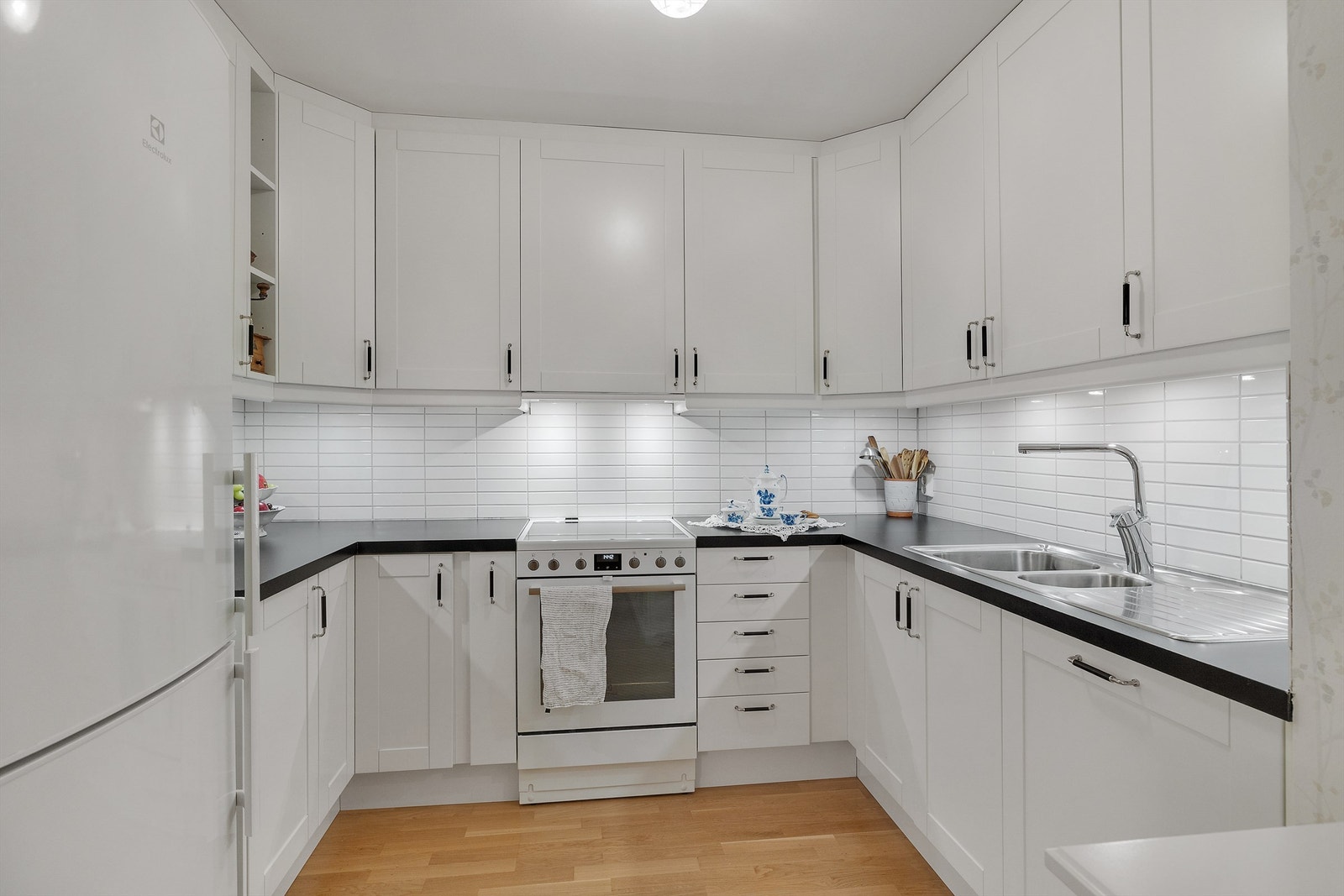 Praktisk og pent Epoq kjøkken fra 2018. Galleribilde