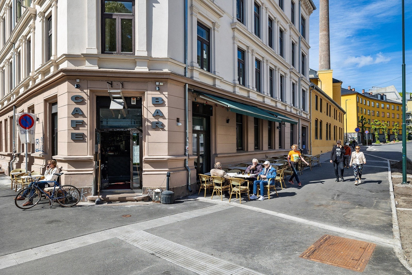 Flere hyggelige kafeer og barer i nærområde. Galleribilde