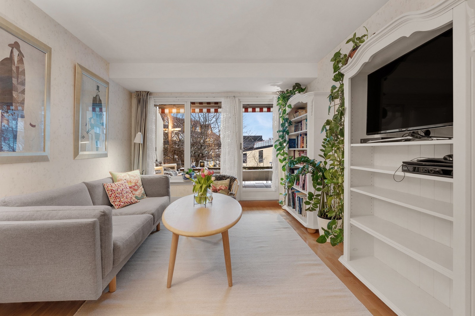 Leiligheten har en stue med delvis åpen kjøkkenløsning, samt videre adkomst til balkongen som fungerer som en forlengelse av rommet på sommertid. Galleribilde